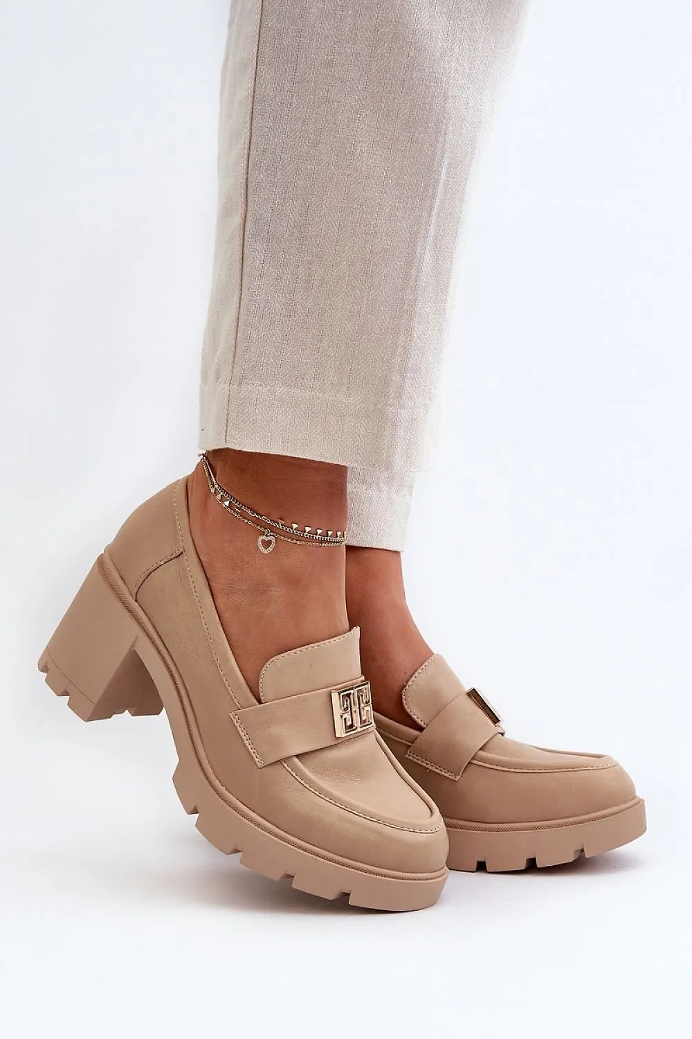 Heeled low shoes