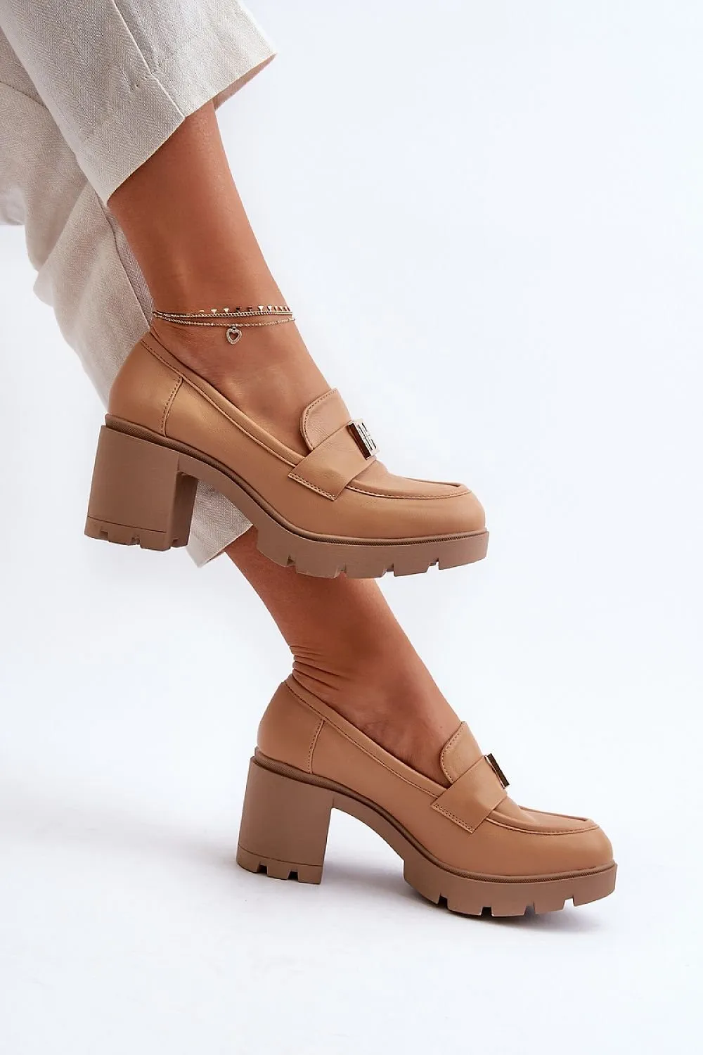 Heeled low shoes