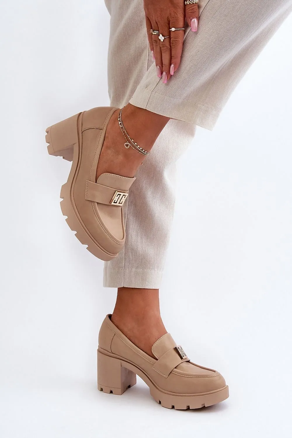 Heeled low shoes